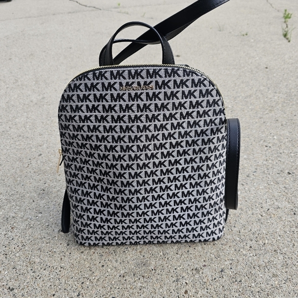 New Michael Kors Cindy backpack medium - Picture 4 of 14